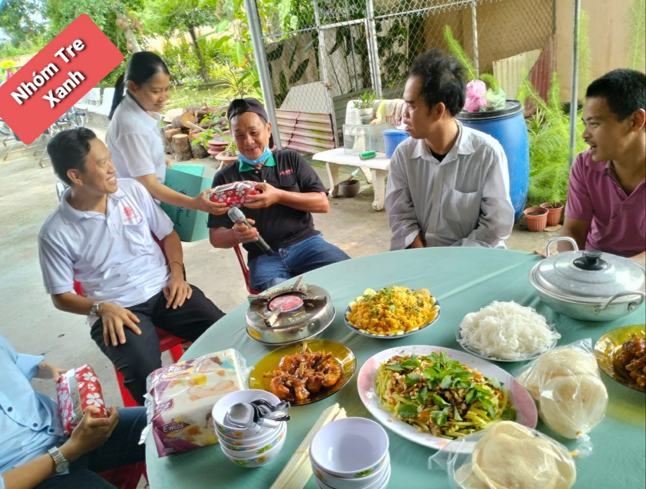 Caritas Vĩnh Long: Buổi ăn nhẹ dành cho các anh chị khuyết tật Nhóm Tre Xanh